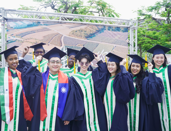 National Chung Cheng University Bids Farewell to Nearly 3,000 Graduates; Large Turnout of International Students' Families and Friends