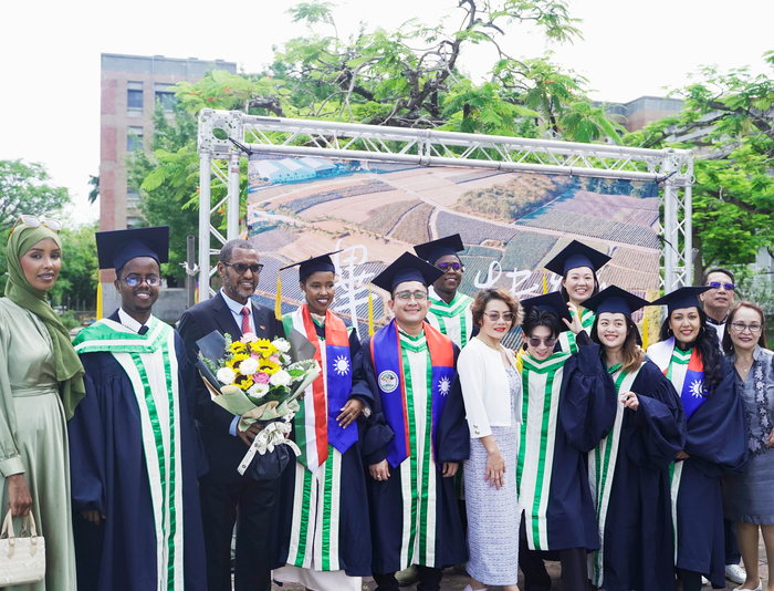 National Chung Cheng University Bids Farewell to Nearly 3,000 Graduates; Large Turnout of International Students' Families and Friends