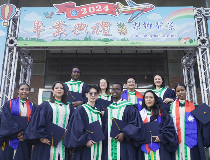 National Chung Cheng University Bids Farewell to Nearly 3,000 Graduates; Large Turnout of International Students' Families and Friends