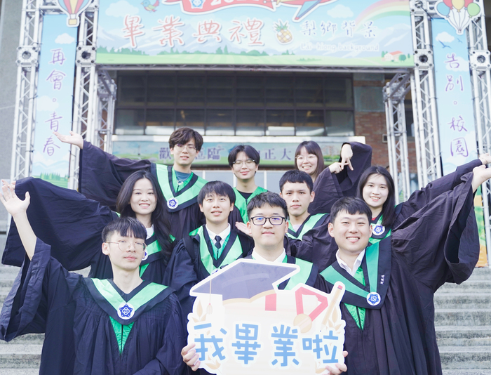 National Chung Cheng University Bids Farewell to Nearly 3,000 Graduates; Large Turnout of International Students' Families and Friends