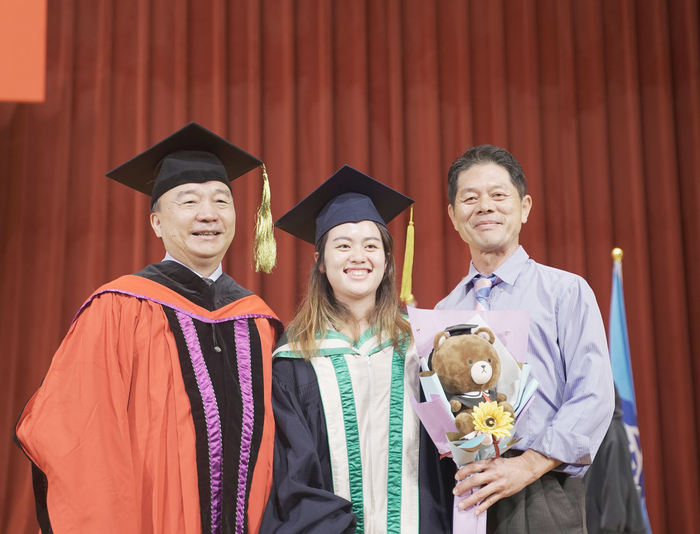 National Chung Cheng University Bids Farewell to Nearly 3,000 Graduates; Large Turnout of International Students' Families and Friends