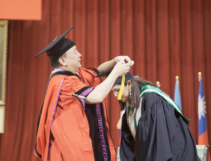 National Chung Cheng University Bids Farewell to Nearly 3,000 Graduates; Large Turnout of International Students' Families and Friends