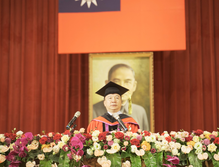 National Chung Cheng University Bids Farewell to Nearly 3,000 Graduates; Large Turnout of International Students' Families and Friends